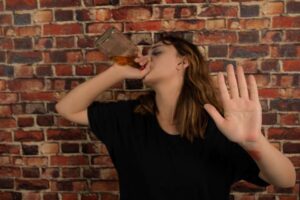 Alcoolismo em Mulheres: Entenda os Riscos e Como Buscar Ajuda