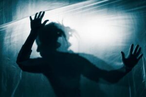 Como a dependência química pode agravar transtornos mentais?